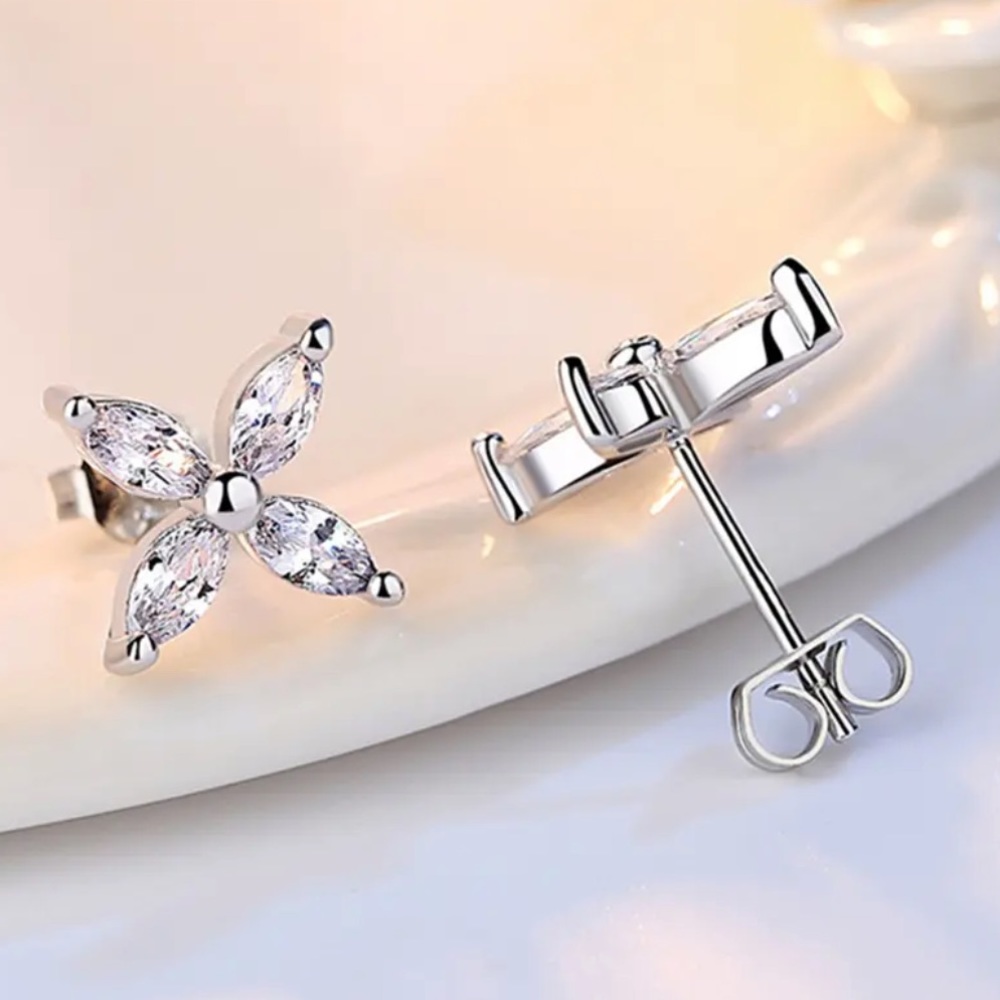 ๐ Silver Lucky Four Leaves Clover Stud Earrings - Picture 3 of 6